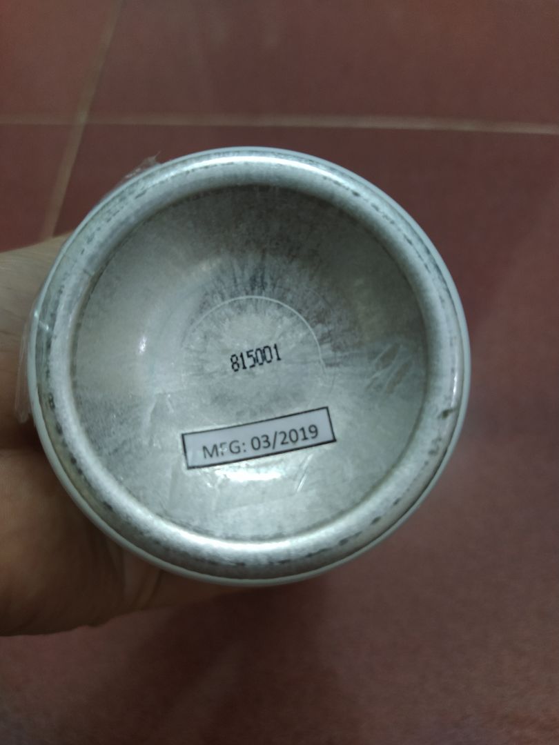 Mình mua về cho mẹ dùng mà nay mẹ mới nói, mới biết chất lượng hàng lần này thất vọng thực sự. Lúc nào mình cũng tin tưởng hàng Tiki Trading mà lại bị như thế này. Hàng không in hạn sử dụng dưới đáy như các chai khác mà lại dán giấy in như ảnh mình chụp??? Mình bóc lớp giấy dán ra cũng không thấy thông tin hạn sử dụng. Mình kiểm tra code cũng không ra thông tin sản phẩm. Sử dụng thì thấy ngứa da mặt không như những lần khác sử dụng. Mẹ mình đã dùng xịt khoáng uriage được 3,4 năm rồi nhưng cảm nhận sử dụng lần này rất khác. Mong tiki tiếp nhận và xử lí giúp!!!