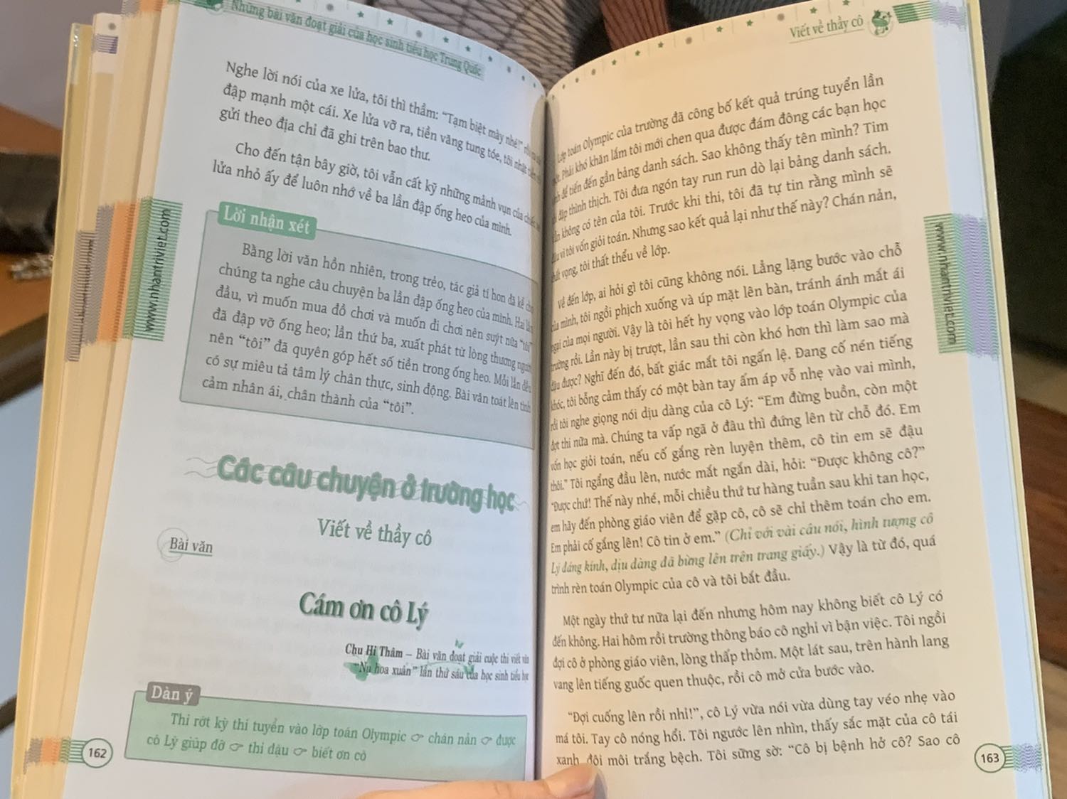 Sách rất hay! Gồm các bài viết về các chủ đề gần gũi, giàu từ ngữ phong phú, sinh động! Có chú thích phân tích tại bài luôn! Hay lắm! Giúp trẻ hiểu hơn về cách viết, thưởng thức bài viết chủ động hơn!