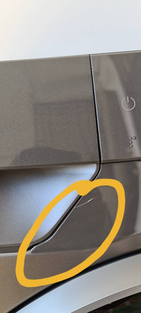 Đề nghị TIKI nhanh chóng giải quyết:
- Đặt hàng ngày 10/10, hẹn 18/10 giao hàng, sau đó báo giao trể sau 25/10.
- Ngày giao hàng lần 1 (26/10) thì tài xế giao hàng báo xe tải không vào nên hủy giao hàng.
- Ngày giao hàng lần 2 (27/10) giao nhận bình thường, sau đó hẹn lắp đặt.
- Sáng ngày 28/10 nhân viên lắp đặt xong thì tôi phát hiện mặt trước của máy giặt đã bị bể, báo nhân viên lắp đặt. Nhân viên lắp đã tiếp nhận và báo về Công ty nhưng tôi không thấy Công ty liên hê lại.
- Liên hệ Tổng tài để phản ánh giải quyết thì mới được ghi nhận nhưng không thấy hướng giải quyết{ Tổng đài TIKI có thu phí nhưng liên hệ 3_5 lần mới gặp được nhân viên, mặc dù không liên hệ được nhân viên nhưng hệ thống Trả lời tự động vẫn thu thu phí 1000đ/phút)