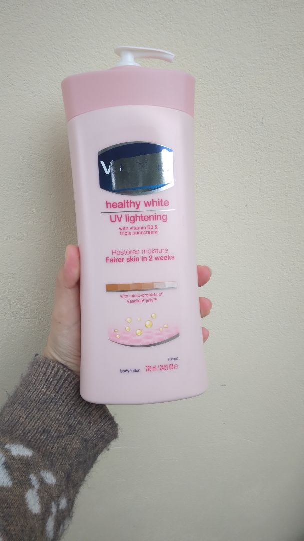 mình mới nhận hàng lúc trưa ạ , xin lũi vì lúc mình gỡ băng dính thì hỏng luôn cái nhãn 😀. Shop đóng gói cẩn thận lắm ạ , chai to ú ụ luôn ,không biết dùng bao giờ mới hết nữa . Mình khum biết check thật giả ra sao ,nhưng mà *** thử rất thích ,không bị kích ứng . Chất kem màu hồng , dễ thấm lắm ạ , mùi thơm cũng thích nữa . Mong là mình sẽ không bị lên nhiều lông 😃. Tóm lại thì xịn , đáng mua nha ,với mức giá này thì ổn đó ạ .