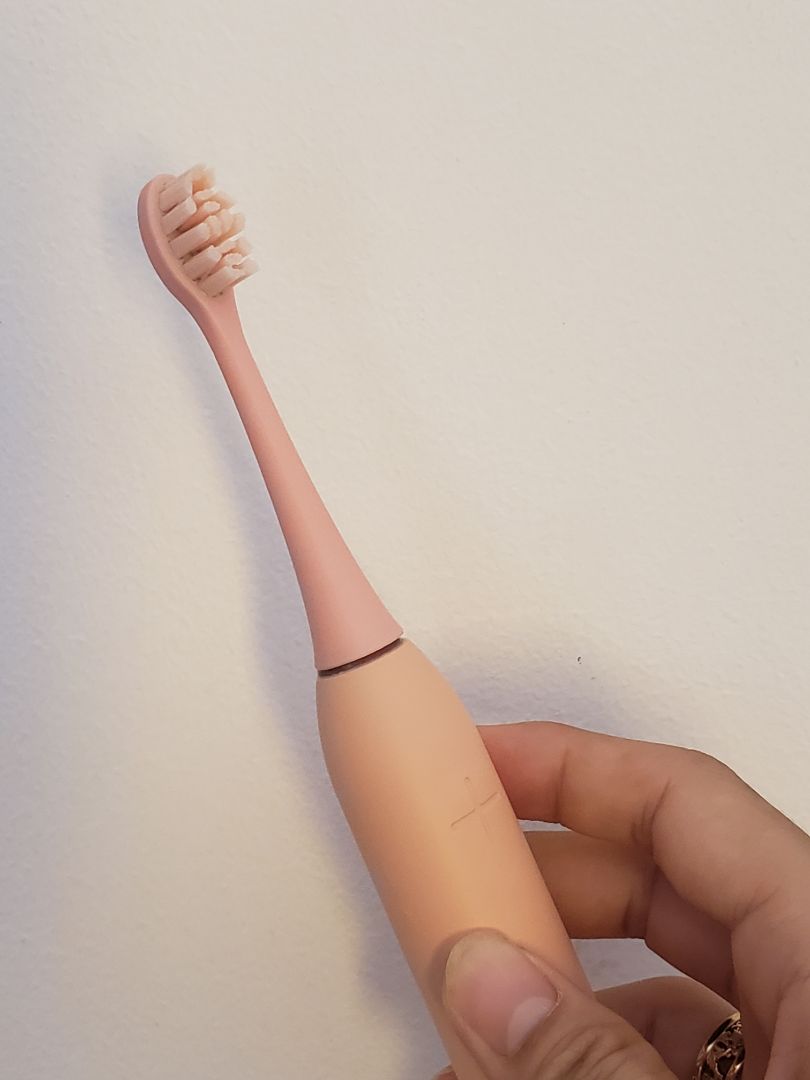 Cũng thấy nhiều người xài bàn chải điện nên lần đầu mình cũng loạn thông tin lắm, vừa hay nhớ ra có đứa bạn mới trúng giải công ty được bàn chải này nên hỏi nó xem xài được ko. Nó bảo ok lắm rồi pin trâu. Vậy là mình mua liền tặng vợ. Vợ mình mới xài 1 lần mà cảm giác xứng đáng đắt xắt ra miếng luôn.Mình thì nở mũi vì ít ra hàng công nghệ nhiều như cát sông Hằng, để chọn được ngay 1 sp mà vợ ưa liền thì đúng thật là may mắn mà🤣