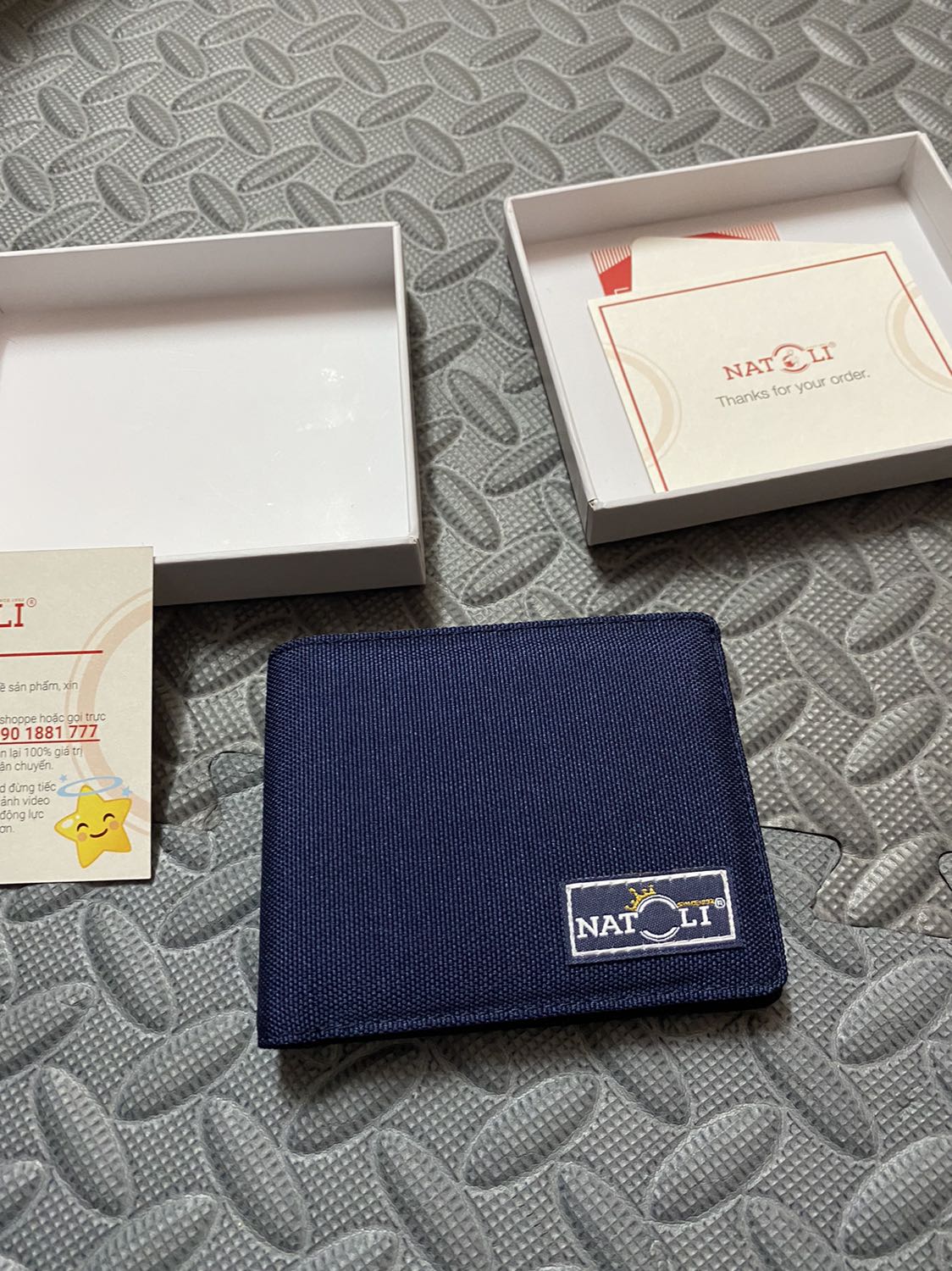 Thực ra ko có gì đáng phàn nàn. Chất liệu và may thì rất ok. Nhưng đáng tiếc là giao nhầm từ đứng thành ngang.