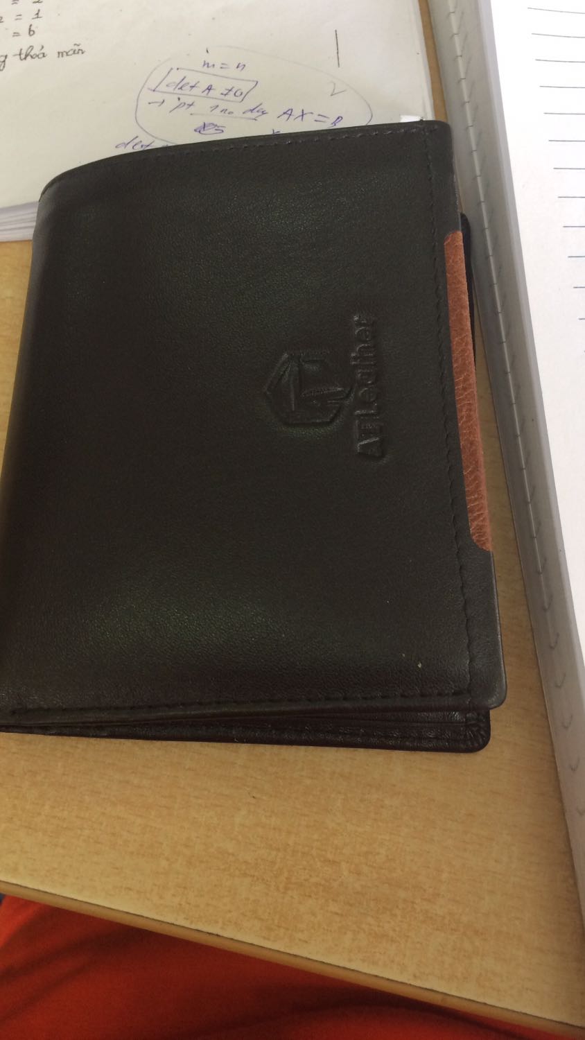 Nói chung tiền nào của đấy mọi người ạ. Theo cảm nhận của mình thì da ví khá chất lượng, ngoài ra còn có nhiều ngăn nhỏ đựng được nhiều giấy tờ quan trọng. Perfect