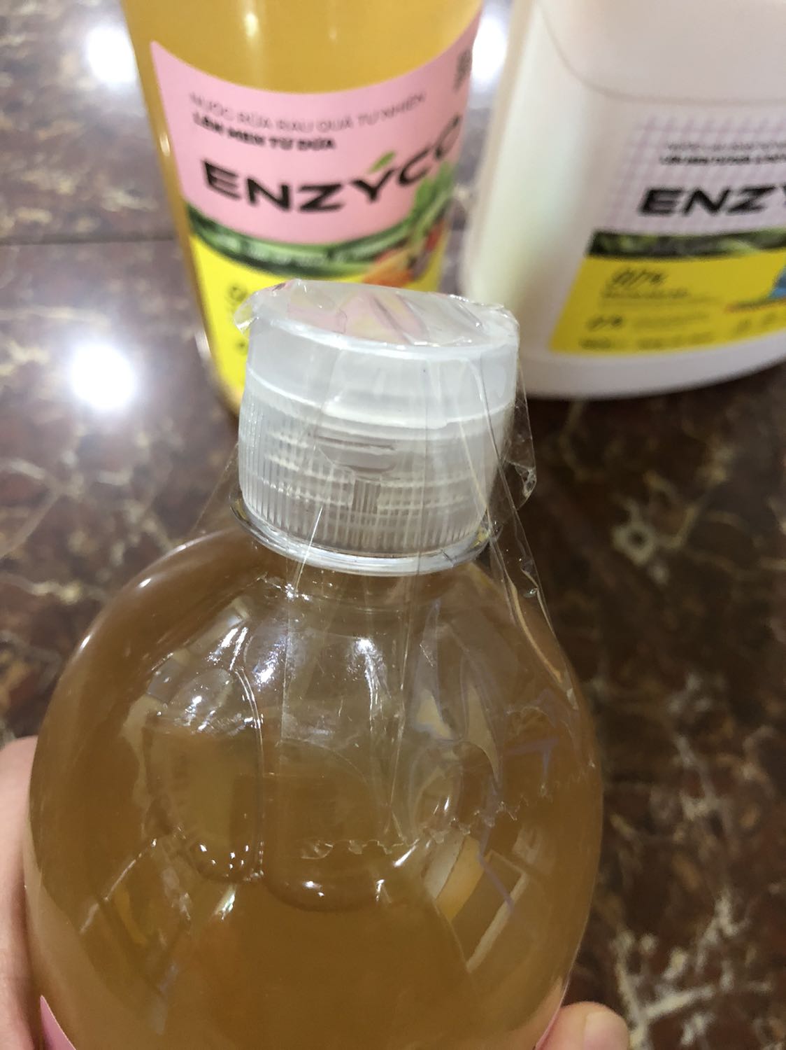 Mình đã mua 1 lần rồi, thấy mùi dứa tự nhiên. Ko có thiết bị nên ko kiểm chứng được hiệu quả rửa sạch rau củ ra sao. So với lần trước, nhà sản xuất  đã cải tiến chai đựng với nắm chai bật mở, ko phải tháo lắp như trước, tiện hơn (chỉ cần mở ra, bóp chai để nước rửa chảy ra) khi sử dụng và vận chuyển cũng ko bị trào như trước.