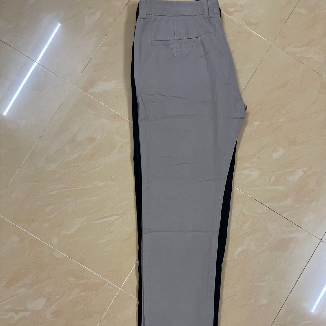 Size 33 mà ngắn quá chừng! K thể mặc được.  Mình có gửi kèm 1 ảnh chụp quần của shop (size 33 màu kem) và quần của Việt Tiến (cũng size 33). Độ dài chênh lệch quá lớn. Shop vui lòng đổi sản phẩm ạ. Size 33 mà ngắn quá chừng! K thể mặc được.  Mình có gửi kèm 1 ảnh chụp quần của shop (size 33 màu kem) và quần của Việt Tiến (cũng size 33). Độ dài chênh lệch quá lớn. Shop vui lòng đổi sản phẩm ạ.