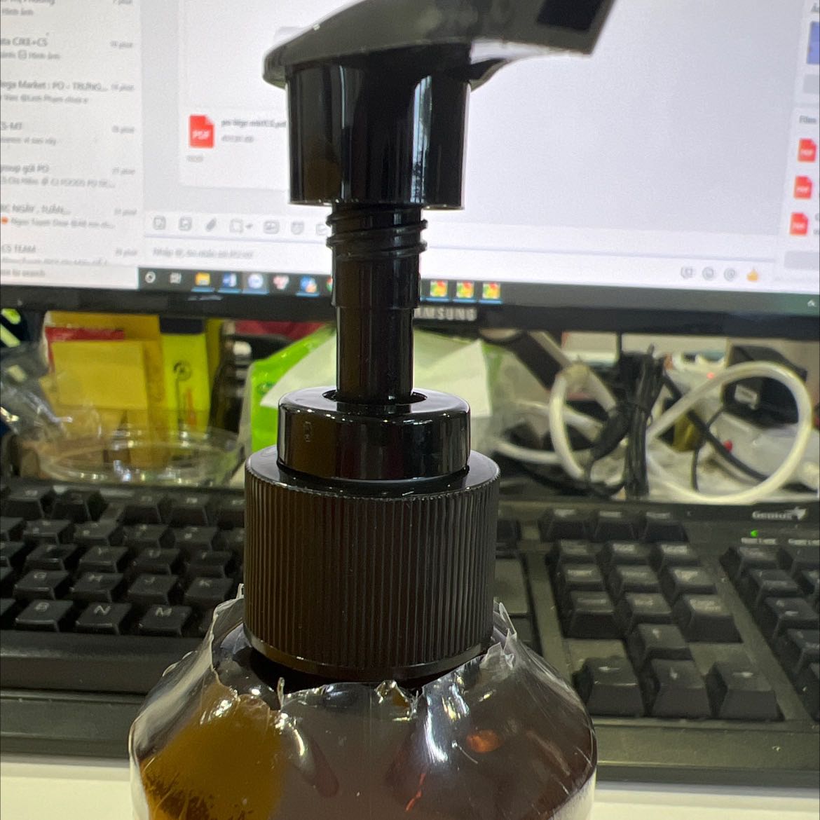 Giao hàng khá là nhanh.Thấy review tốt nên mình mua xài thử.đã xài thử thấy the the mát mát dễ chịu nhưng có điều chai không đc tốt cho lắm, lúc nhấn vòi bị rỉ ra ngoài sẽ làm tốn dung dịch.Mong shop khắc phục sẽ ủng hộ shop vào lần sau.