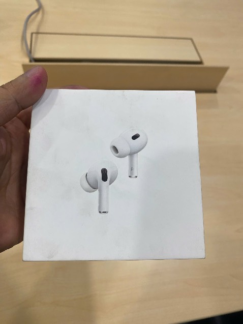 Vỏ hộp quá bẩn. Ngoại quan không đáng tin chút nào đây là sản phẩm mới, chính hãng.