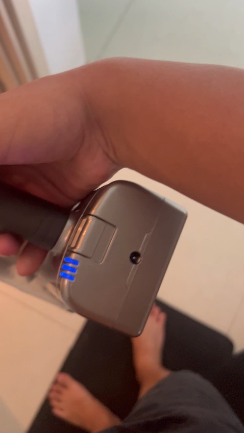 Sao cứ đang hút mà đèn nó chớp chớp đỏ rồi tắt vậy shop? Mặc dù mới sạc pin xong, đèn xanh còn 3 vạch đủ cả. Lực hút cũng không gọi là quá mạnh.