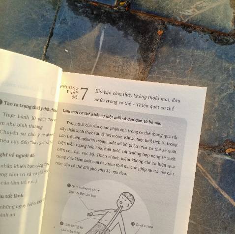 Thiền sư Thích Nhất Hạnh có viết: “Hãy trở lại với giây phút hiện tại, và cảm nhận cuộc sống thật sâu sắc. Đó là chánh niệm.”
Trong vòng quay hối hả của cuộc sống hiện đại, chúng ta thường xuyên bị bủa vây trong các luồng suy nghĩ, các ám ảnh về quá khứ, hay lo âu về tương lai. Đó là lý do mà trong lòng chúng ta lúc nào cũng rối ren cảm xúc: lo lắng, sợ hãi, quan ngại, muộn phiền,…
Thực hành chánh niệm giúp chúng ta tập trung “ở đây, bây giờ” với một tâm thái thư giãn, không phán xét.