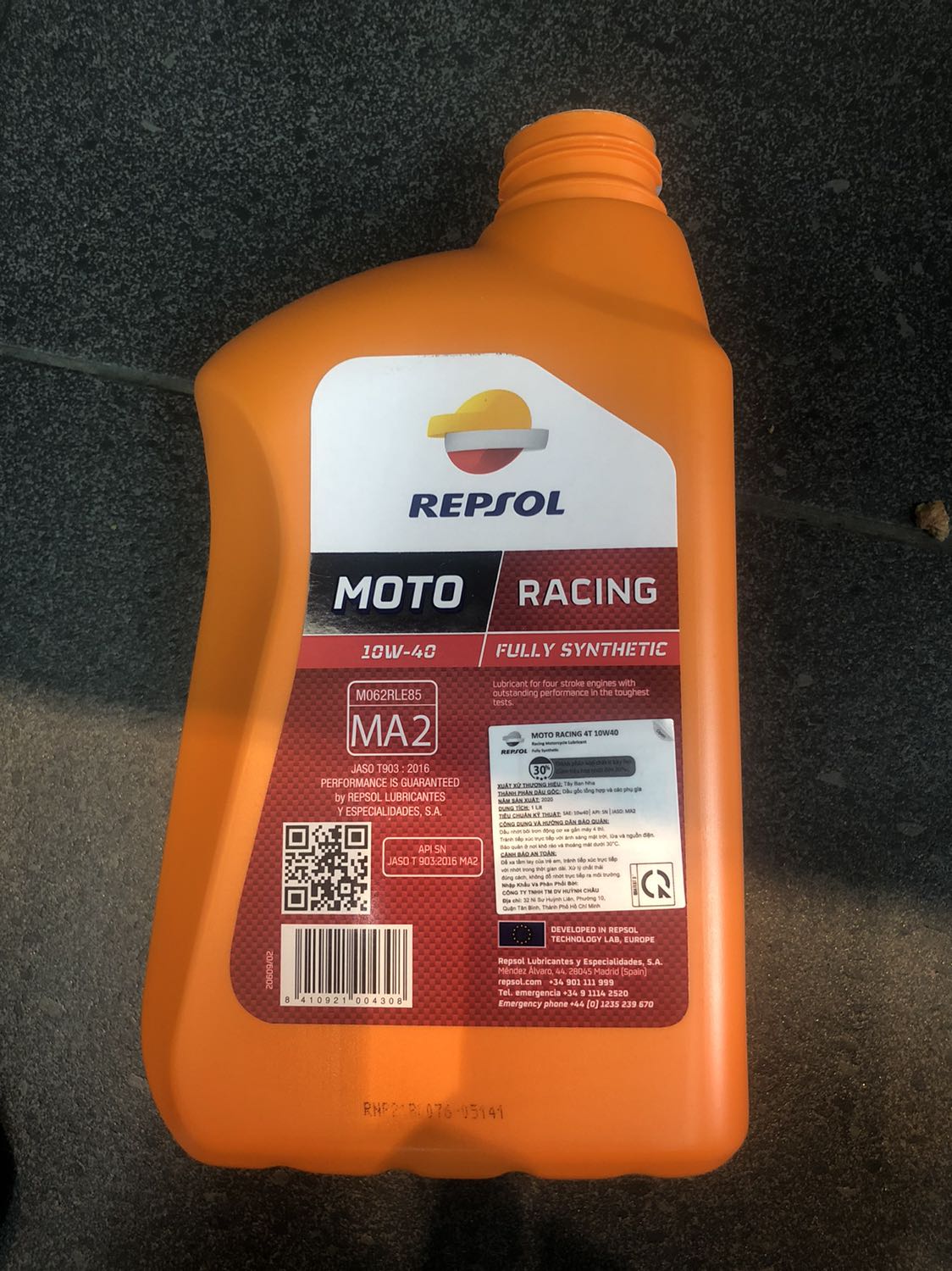 Chưa biết thực hư thế nào nhưng hơi lo lắng không biết có phải nhớt thật không vì nắp chai nhớt mở ra không bị rách phần đai dính nắp lại bình mà đi ra chung theo nắp bình. Phần những ký tự in gần đáy bình thấy nhoè không rõ ràng.