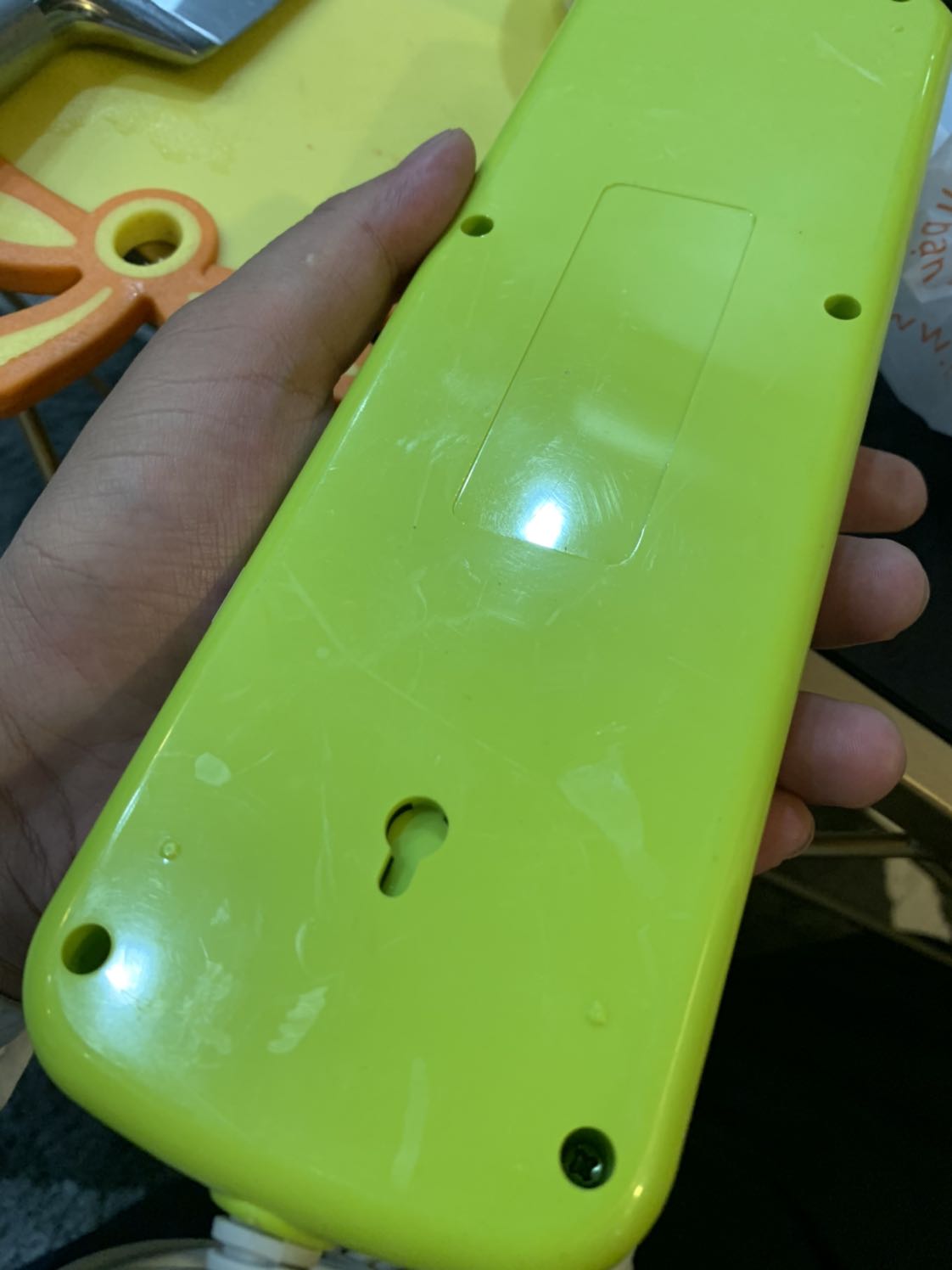 Nhìn hình nhé Tiki, hàng giao sáng nay, đi làm về mở hộp ra thì hỡi ôi, mặt trên trầy vài vết còn mặt dưới thì trầy be bét, ko thể chấp nhận được. Đề nghị tiki đổi sản phẩm mới cho tôi. Lần đầu tiên gặp trường hợp như thế này