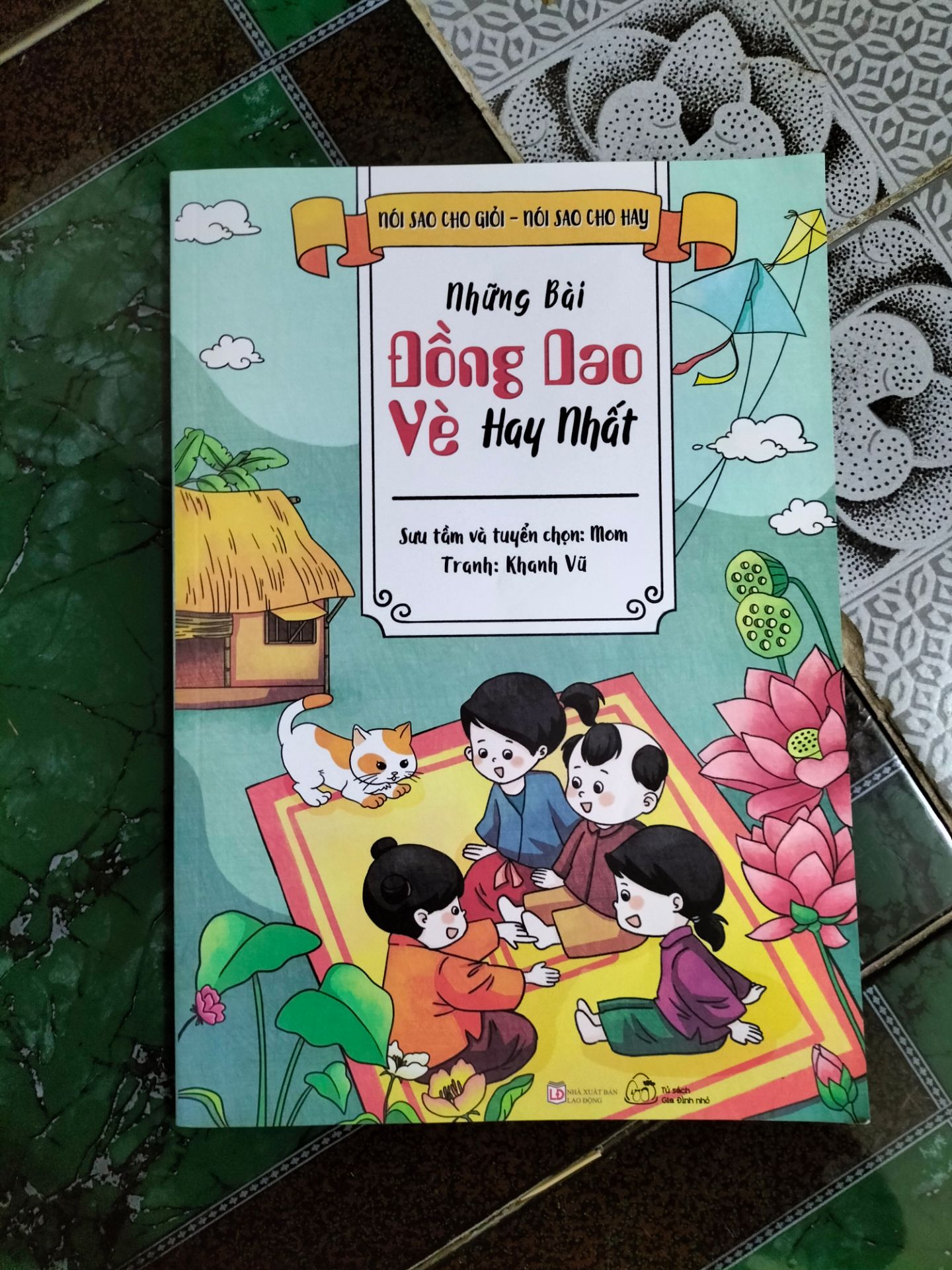 giao hàng đúng hẹn. sách nội dung rất hay,hình thức đẹp. Giá tiền là hợp lý với cuốn sách in màu và giấy bóng kiểu này. Nói chung là mn nên mua nhé.