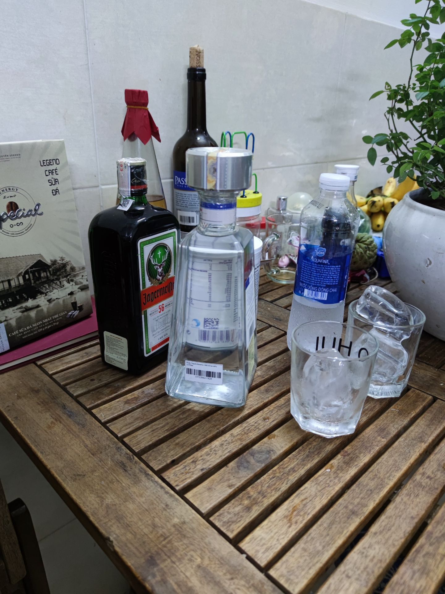 Tiki giao hàng khá nhanh. BỌc kĩ càng. Rượu được đựng trong chai rất ấn tượng, đẹp. Mùi vị cây thùa gai đậm đà. Cảm giác khi uống khá ngang chứ ko có smooth như vodka nhà mình . NHưng cũng rất thú vị. Độ rượu mạnh