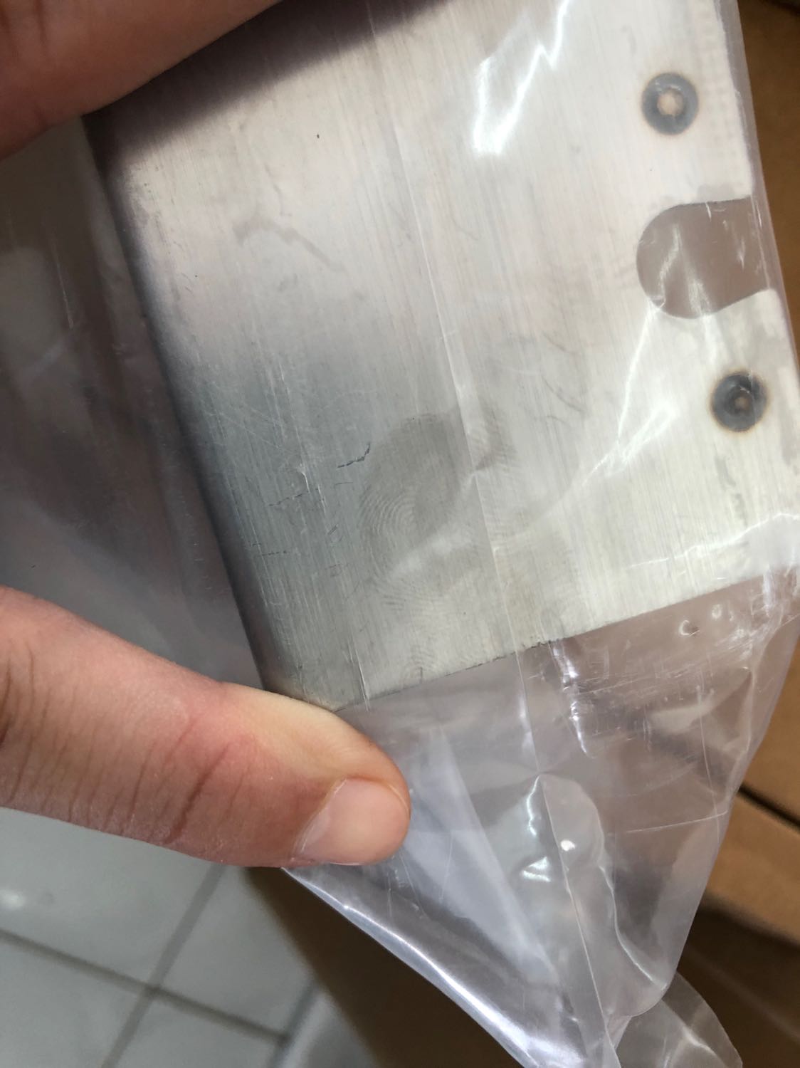 Hàng đểu, trầy xước, rỉ. Giống như hàng bị trả lại rồi đóng gói bán lại cho người khác.