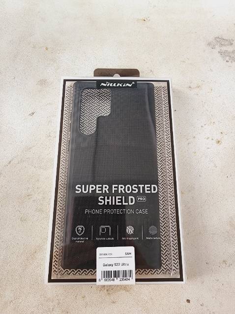 Đặt màu xanh dương giao màu đen | Ốp xong mặt kính điện thoại vẫn lồi lên khá nhiều so với khung viền, cảm giác rớt là màn hình vẫn dễ xước hay vỡ.