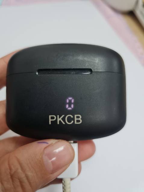 Lâu lắm mới oánh giá 4*.SP đẹp, cầm chắc ray, âm thanh nghe tốt trong tầm giá, nhưng đc chưa đầy 1 tháng ko vô pin nữa :( Sạc 100% xong, rút sạc là trở về 0%.
Hàng điện tử hên xui, vì trc đó mình mua 1 cái cũng PKCB rẻ hơn mà xài hơn năm rùi vẫn ok.
Hàng giá rẻ nên ko bảo hành nha, shop chỉ đổi lại trong mấy ngày đầu thôi