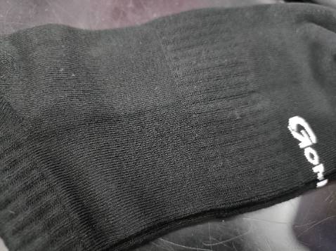 Mặc dù mới sờ vào có cảm giác bề mặt vải có vẻ khô dày sẽ gây bí, nhưng đúng là sợi tre mang vào lại thấy mát không bí chân chút nào. Mình sẽ quay lại mua