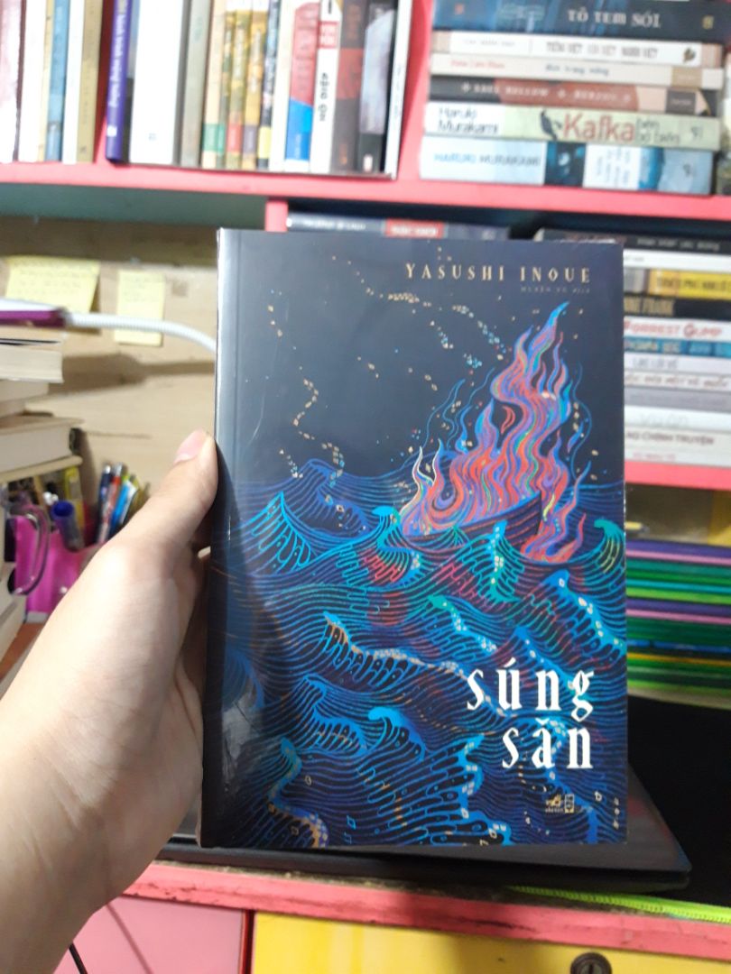 giấy tốt, bìa đẹp, nội dung hay nhưng cuốn hơi mỏng. hy vọng Nhã Nam sẽ ra thêm các cuốn như Đôn Hoàng, Phong lâm hỏa sơn... một số truyện ngắn khác hay về Tây Vực của Inoue Yasushi tiên sinh. À nên để đúng là Inoue Yasushi thay vì Yasushi Inoue nha!