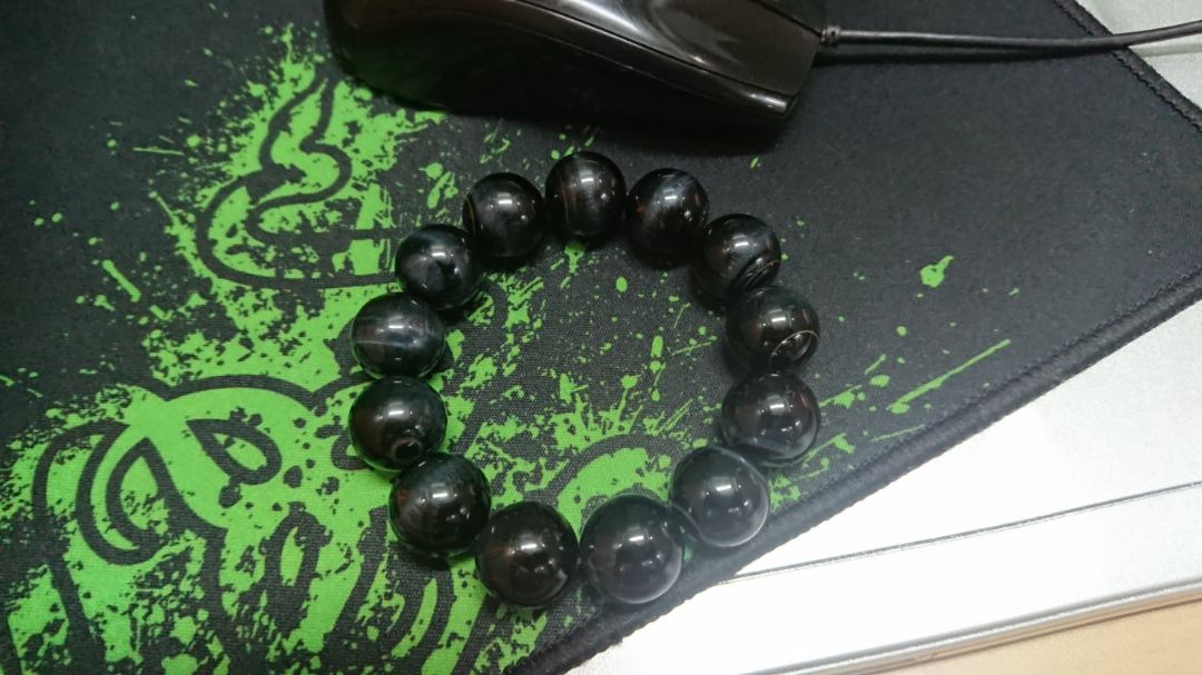 mình chọn vòng cỡ to nhất, gồm 13 hạt, do giá rẻ nên không được trong lắm, đeo mát tay, có lẽ là đá thật, vòng khá nặng. cũng ưng ý