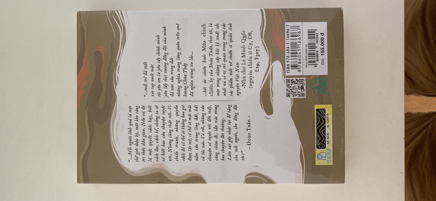 Sách mua chung bộ với truyện ‘Chuyện lính Tây Nam’ của Trung Sỹ. Hai tác phẩm chân thật về chiến trường biên giới đầy xương máu & khắc khổ mà cho đến giờ phần lớn vẫn bị lãng quên