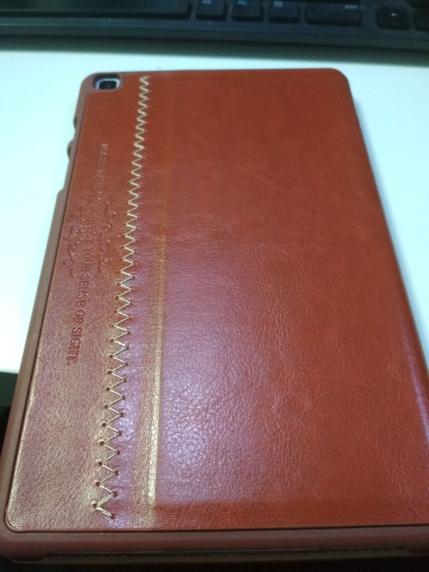 Đeo vừa khít với máy. Cái viền xung quanh bằng nhựa cứng nên khá nặng. Màu mè họa tiết nhìn cũng sang. Đứng ok.