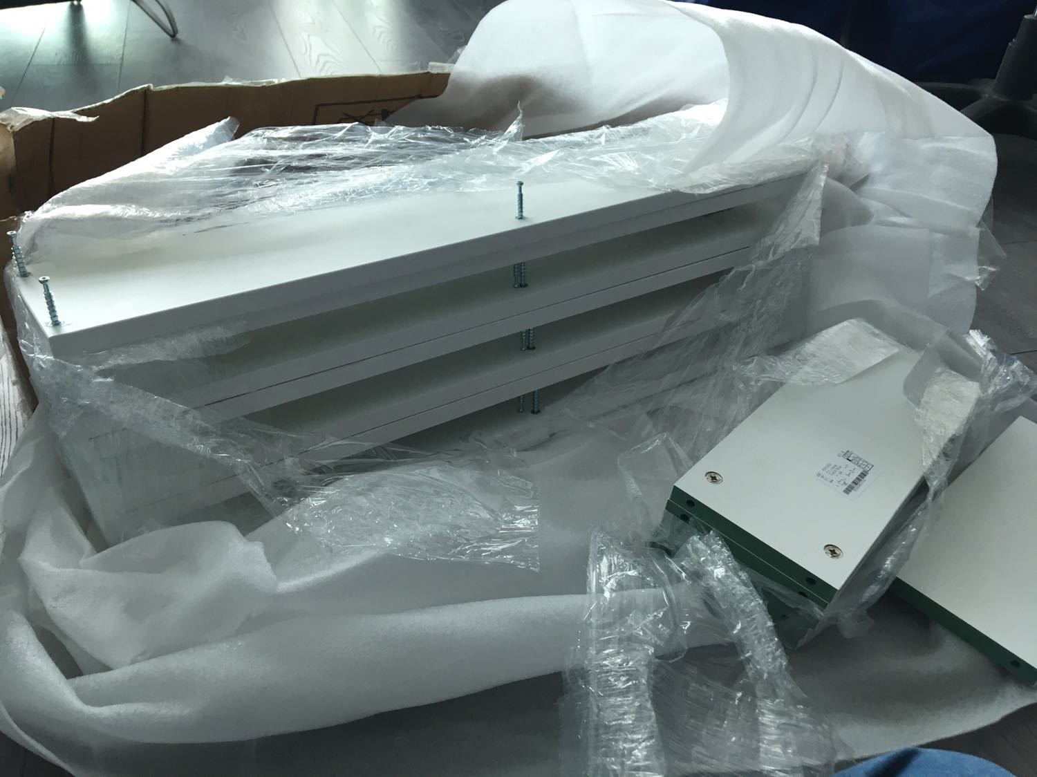 Ván đẹp. Đầy đủ hướng dẫn và dụng cụ rất dễ lắp. Thành phẩm như hình rất đẹp.

Nếu có điểm trừ thì đó là miếng sticker ở khắp mọi ván mất cả buổi để bóc ra phải bằng baking soda mới sạch ...