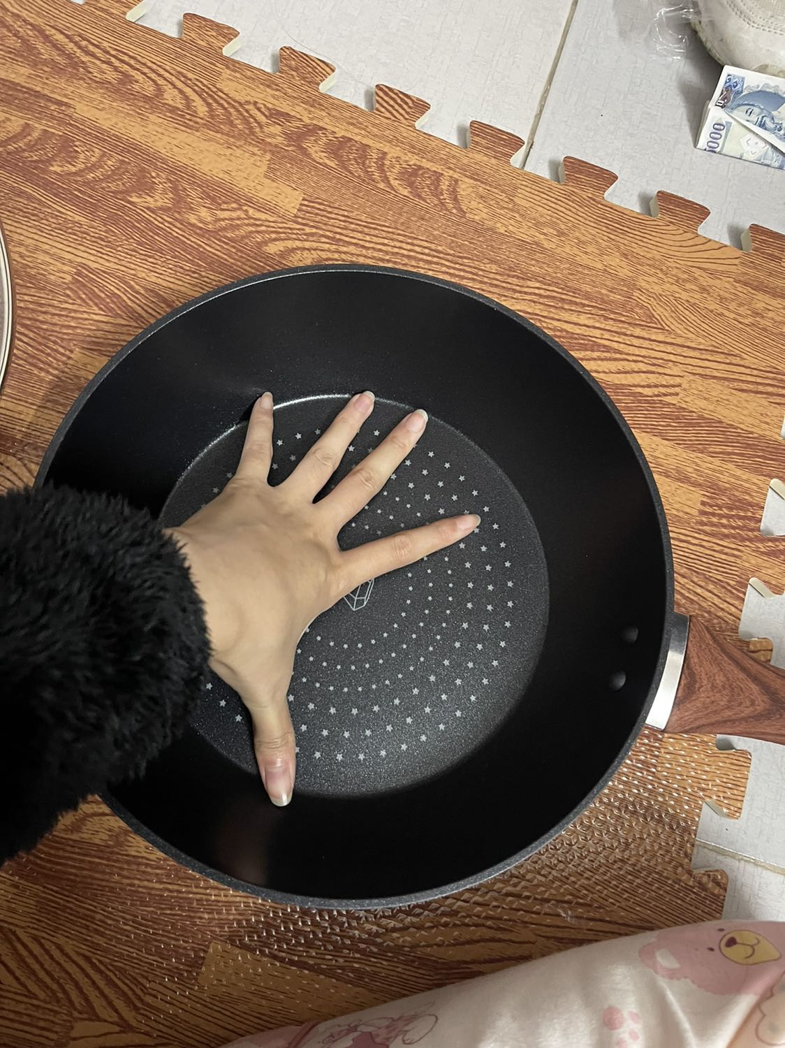 Chảo cầm nặng tay, ngoại hình ổn. Giao hàng nhanh. Mình chưa dùng nên chưa biết chống dính ổn không