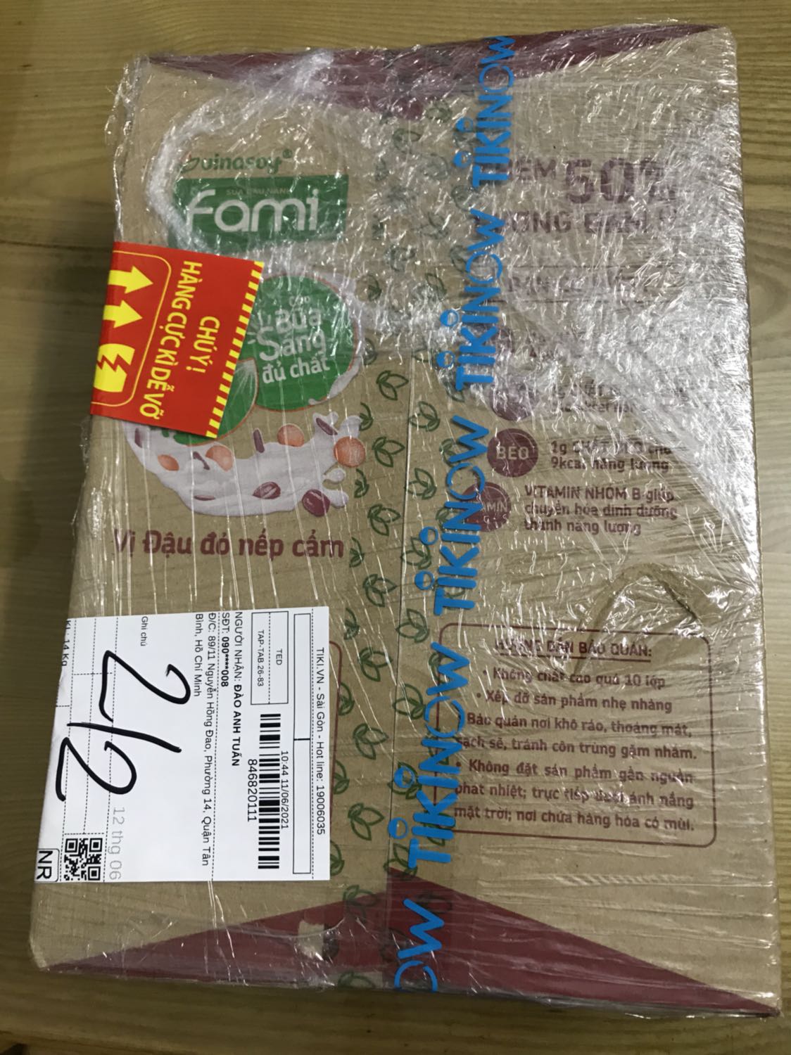 Tiki bán hàng giá giảm nhìu, mình sử dụng phương thức giao hàng tiết kiệm nhưng Tiki giao rất nhanh. 
Bao bì đóng gói cẩn thận, còn dán thêm miếng note “hàng cực kỳ dễ vỡ” rất cẩn thận, date sản phẩm còn rất mới. Mình rất hài lòng