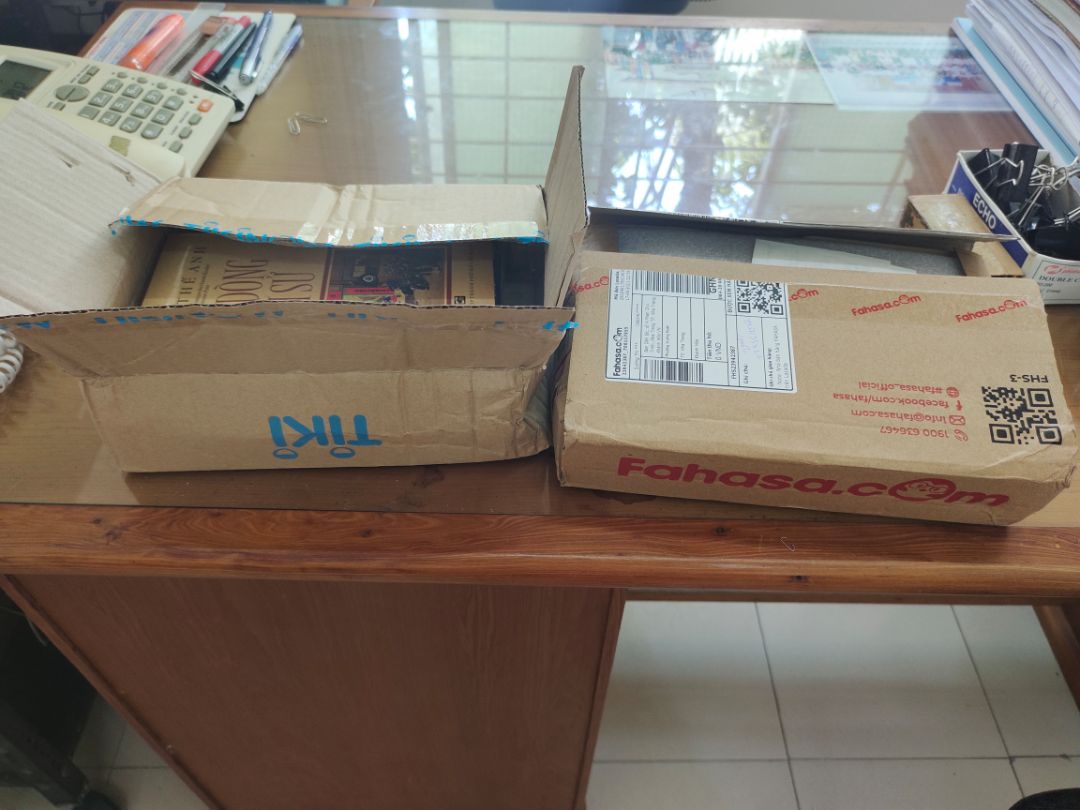 Sách rất đẹp, nhưng Tiki đóng gói chán quá. Hộp carton mỏng, đến tay người nhận là bị méo rồi. Lần này chưa ảnh hưởng đến sách nhưng các lần trước có bị. Gửi hình so sánh với cách gói hàng của nhà Fahasha