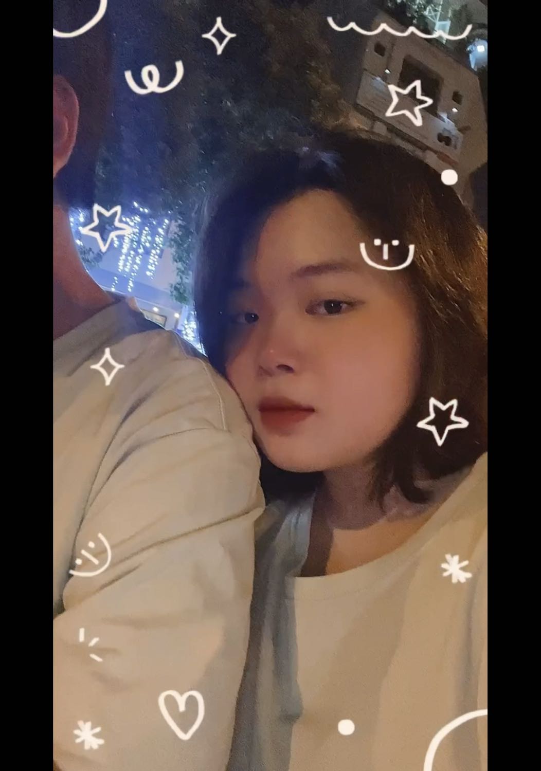 Đeo lần đầu hơi cộm nha mn, nên mang theo nước nhỏ mắt để nhỏ lại thường xuyên, mình đeo khoảng 45p là bị nhoè do lần đầu đeo lens, nhỏ mắt là bth lại 🥰