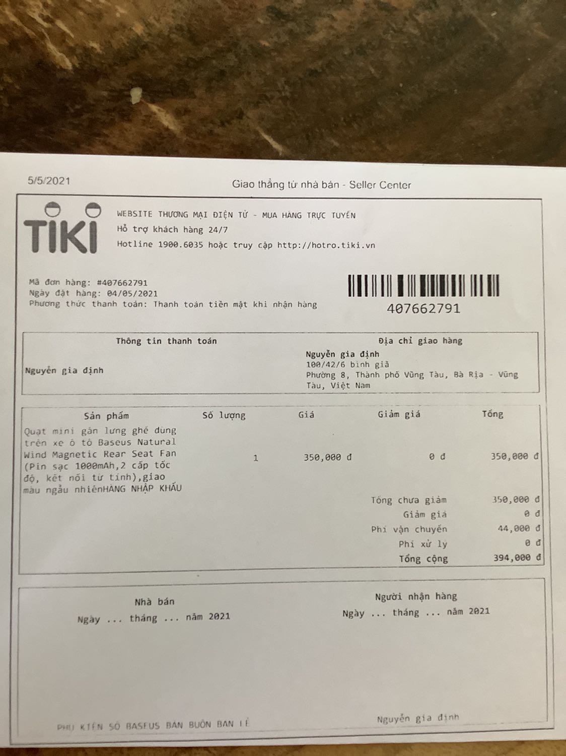 Giao hàng bị lỗi. Cánh quạt bị gãy trước khi sử dụng. Xin đổi sản phẩm thì bảo chỉ được đổi sản phẩm trong vòng 7 ngày kể từ khi nhận hàng. Đúng, nhưng tôi thanh toán chuyển khoản qua ngân hàng. Nhờ nhân viên vận chuyển giữ giùm hàng khoảng 3 ngày và nhận hàng tại Vũng Tàu (*** số của bạn shipper). Sau đó lên Đức Trọng kiểm tra thì thấy sản phẩm bị lỗi. Trong vòng 48h kể từ khi nhận hàng, thông báo cho tổng đài thì nhân viên tư vấn hứa xác minh với bên vận chuyển để giải quyết sau đó im lặng luôn. Làm ăn sống nhăn.