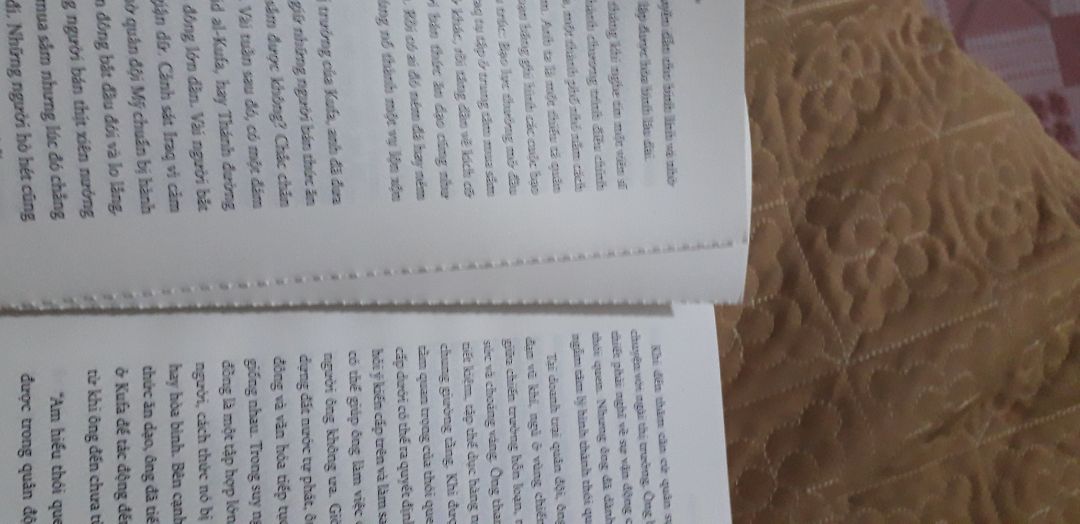 vừa mới nhìn thì thấy sách rất đẹp, nhưng khi lật một vài trang để đọc thì ngay lập tức vài trang giấy bị rời ra. Mặc dù không ảnh hưởng đến việc đọc nhưng vẫn thật sự buồn :(
