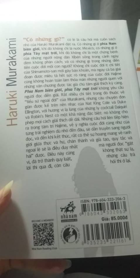 Tiki thì mình cũng biết chất lượng giao hàng ntn rồi nên mình cũng lo lắm, nm may mắn sách ko bị làm sao cả. Nội dung cuốn sách mình cũng chưa nắm rõ nm chỉ vừa mới đọc xong chương 3 là mình đã thấy hơi có "18+" :))). Nhưng sao thì cuốn sách vẫn có lời lẽ văn chương hay lắm