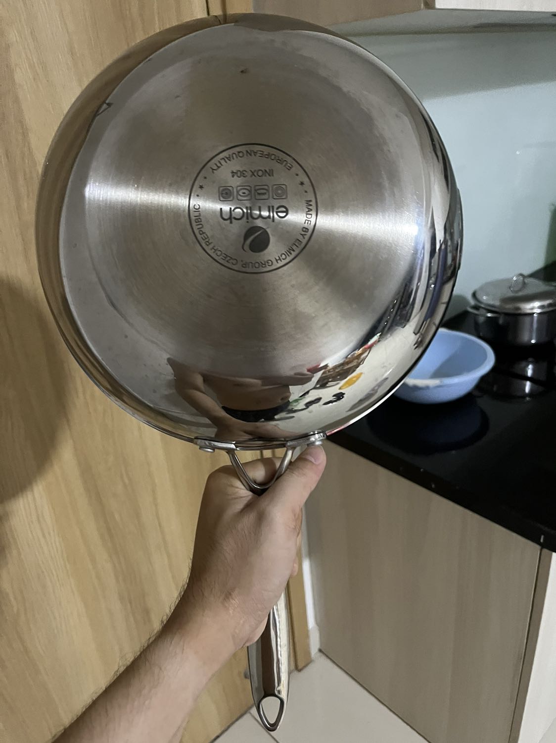 Chảo dầy, rất nặng, cái nắp kính cũng dầy và rất nặng. Bắt nhiệt cực nhanh. Đăng ký bảo hành online luôn