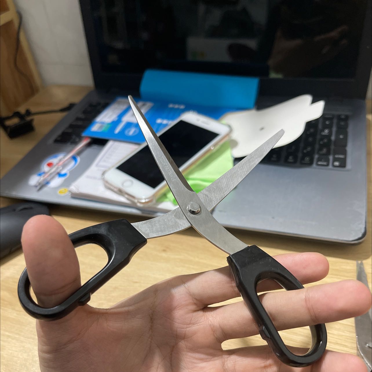 Kéo mới nhỏ gọn, cắt giấy, băng keo đồ ổn. Mới thì vẫn còn ngon, sử dụng lâu dài thì chưa rõ, nhìn tổng quan với giá tiền như vậy là hợp lý rồi ạ.