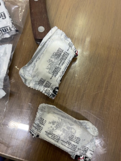 Sản phẩm bị xuỗng cấp. Vỏ ngoài biến màu. Bên trong các hạt đã bị biến màu. Sau liên hệ đã được shop đổi hàng nhiệt tình. Xin cảm ơn.