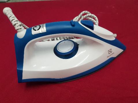 Bàn ủi cầm nhẹ nên có chút cảm giác không chắc chắn. Nhưng ưu điểm lúc ủi sẽ đỡ mỏi tay hơn. Hàng giao siêu nhanh, hộp không bị móp méo