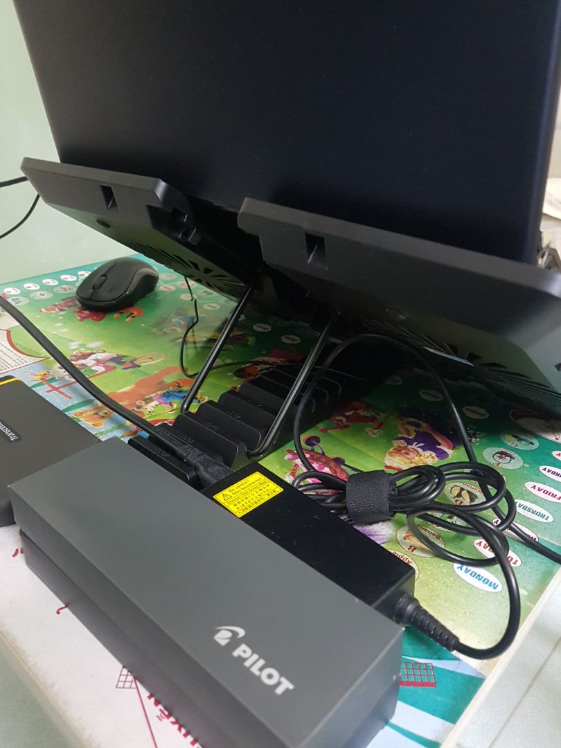 SP điện tử thứ 2 mua từ TIKI. Chọn "giao nhanh 3h", nhận sau khoảng 2h. Đóng gói tốt, kĩ, sản phẩm nhìn như mô tả, mới. 

Quạt hoạt động tốt, chạy êm hơn cái quạt tản nhiệt của laptop mình. Tuy nhiên vị trí thì ko khớp lắm khe hút gió của quạt laptop. Nhưng không quan trọng lắm vì thật ra mình tìm cái giá đỡ thôi, cũng ở phòng máy lạnh cả ngày. Tiết diện khá lớn vì cho cả Lap 17" nên chỉ thích hợp để cố định, mang di chuyển có lẽ ko tiện lắm nhg vẫn được. Tuy nhiên khi nâng lên thì mình lại có 1 không gian mới cho việc giấu dây nhợ.

Thích nhất là cái góc nâng của giá, cao nhất 45 độ nhg chắc chẳng ai dùng tới. Mình dùng nấc giữa 35 độ, khá hợp cả ngồi và ngả lưng vẫn thấy chữ bàn phím. Hay nhất có lẽ là việc nó nâng tầm màn hình lên ngang mắt nên sẽ loại được việc cúi gập gây mỏi cổ, trải nghiệm này khiến cho việc dùng cái laptop tuy cũ nhưng cũng thấy thú vị hơn.