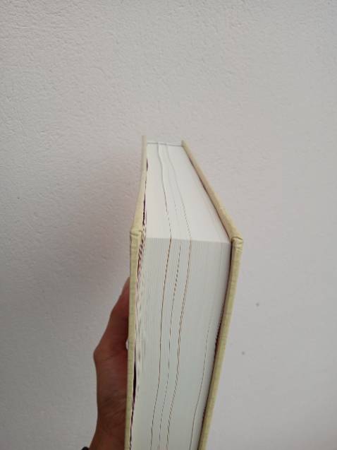 Sách rất ổn và mình có chút nhận xét sau:
Về hình thức: 
+ Sách khổ lớn hơn mình nghĩ, chắc chắn, cầm rất chắc tay nhưng do vận chuyển nên 4 góc bìa ít nhiều không còn lành lặn, mình nghĩ tiki nên cải thiện công đoạn gói hàng. 
+ Bìa sách cũng khá ổn trên bìa có chữ Nguyên (元) (giặc Nguyên) và Trần (陈) (quân nhà Trần) nhưng 陈 là chữ Hán hiện đại, với thời nhà trần mình nghĩ nên dùng chữ Trần (陳) thời đó. Về nội dung: 
+ Phải nói là phần mục lục và phụ lục rất chi tiết. 
+ Mình đã đọc được kha khá nội dung trong này, phải nói Trần Trọng Kim đã viết một tác phẩm rất tuyệt vời, khơi gợi lòng tự hào dân tộc đặc biệt ở thời Lý, Trần. 
+ Tuy nhiên do thời đại ông viết cuốn sách này (đầu thế kỉ 20) Pháp đô hộ nước ta, Pháp quản lí luôn cả việc xuất bản sách nên trong phần nhà Nguyễn, tác giả rất ít đưa những điều tàn nhẫn của thực dân Pháp vào, thay vì dùng từ "đô hộ" tác giả thay bằng "bảo hộ" (dù ai cũng biết lúc này nhà Nguyễn chỉ là con rối của Pháp) và những cuộc cách mạng trong nước nổi lên tác giả dùng từ "làm loạn" và coi nhẹ nó đặc biệt của Tôn Thất Thuyết. + Về nội dung mình nghĩ ngoài phần nhà Nguyễn thì những phần còn lại đều rất tuyệt. 
Tóm lại với giá tiền hơn 100k mình nghĩ đây vẫn là một sản phẩm rất tuyệt vời cho những người yêu sử.