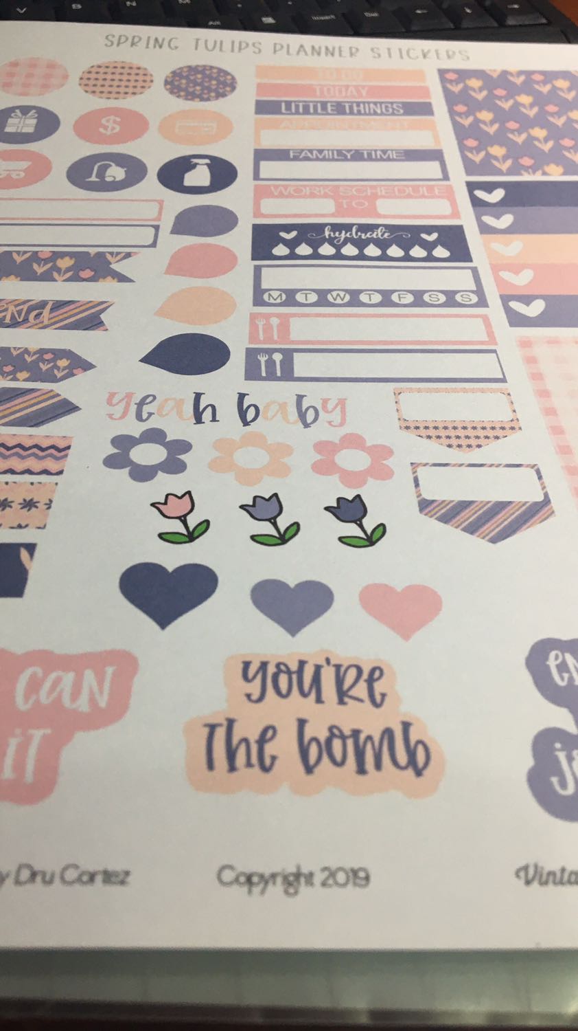 Giấy in lên bao đẹp bao xinh luôn á, tuy giấy hơi mỏng, nhưng đúng kiểu giấy nhám nhám mình thích nên cho 5 sao nè. Trong hình là mình in để *** màu trên giấy, lên màu đẹp ghê