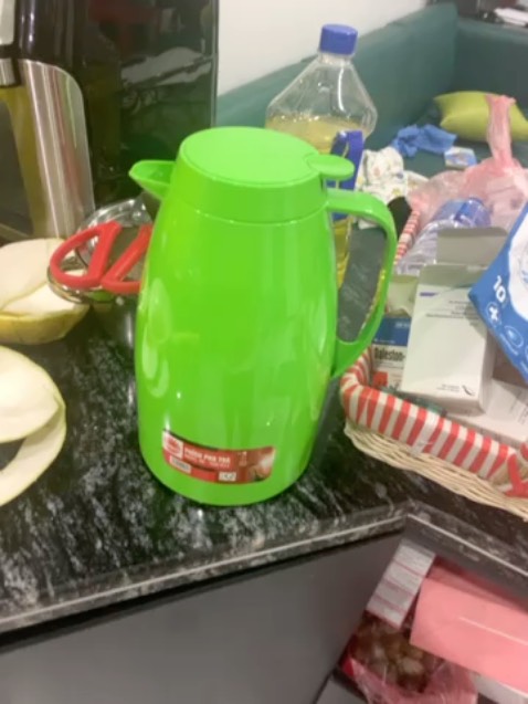 Mua màu vàng mà giao màu xanh. Vỏ bìa vàng rồi mà bình màu xanh ! 😡😡😡😡😡