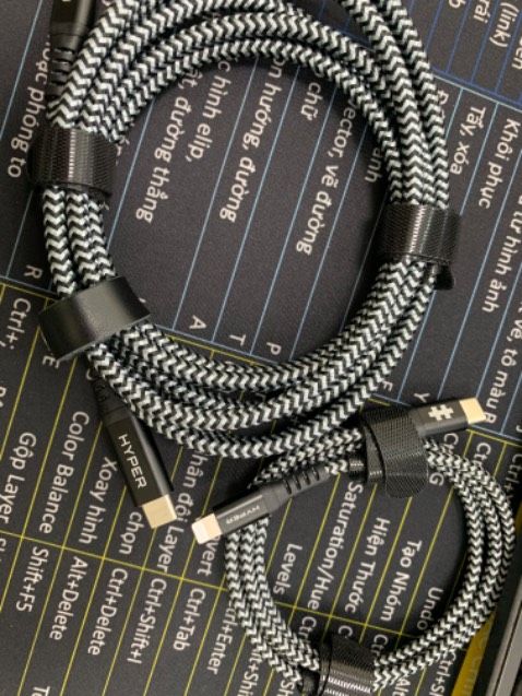 Sạc nhanh, dây bền đẹp, chắc chắn. Dây hơi to và cứng so với dây sạc type C to lightning.