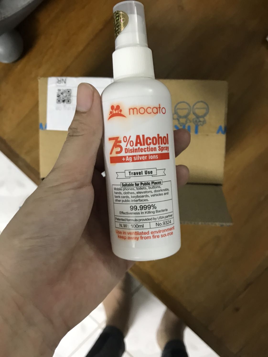 Shop giao hàng nhanh, xịt diệt khuẩn không quá nồng mùi cồn, tia đều, không bị rắc, màu sắc và chữ in trên hộp sắc nét, hạn sử dụng dài. Hi vọng đây là sản phẩm hữu dụng trong mùa dịch covid. Có một điểm shop nên rút kinh nghiệm là chai xịt thì nhỏ nhưng bọc trong hộp quá to.