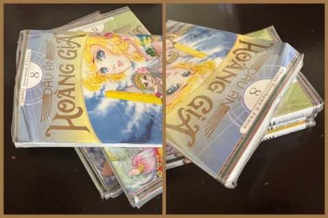 Tiki là kênh TMDT về sách mình thích nhất suốt mười mấy năm qua, mua sách của Tiki luôn được đóng gói rất cẩn thận. Nhưng lần này nhận truyện (9 cuốn), mình mở ra mà buồn không tả nỗi. 

Không hiểu sao Tiki lần này lại đóng gói sơ sài, không có lót gì, cứ thế ném truyện vào một cái hộp lớn, vậy nên bị xộc xếch đè móp méo. Kết quả là truyện bị cong gãy... 

Mình là đứa quý sách, nhất quyết phải mua ở Tiki để sử dụng Bookcare, vậy nên khi nhìn sách bị “hành hạ” như vậy, mình thật sự rất buồn Tiki.

Truyện 5⭐️, nhưng lần này mình chỉ đánh giá 4⭐️ thôi, trừ 1⭐️ là nỗi buồn siêu to của mình... 

Chỉ mong đây là lần trải nghiệm không vui cuối cùng của mình, vì mình còn đơn sách 5 cuốn của Tiki đang trên đường nữa...