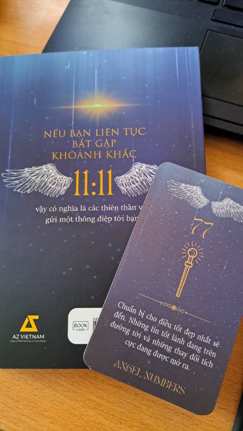 Đóng gói tốt và giao hàng nhanh. Bìa đẹp.
Nói về cuốn sách, nội dung như thể từ điển/danh bạ của những con số. 
Về cơ bản mình đã mong đợi cuốn sách nói nhiều hơn về nguồn gốc,sự phân tích sâu hơn về những con số thiên thần để người đọc có thể hiểu hơn về chúng. Hoặc ít ra là những câu chuyện thực tế về những ai đã thấy và áp dụng chúng trong cuộc sống.
So với việc tìm hiểu ý nghĩa như trong sách,mình nghĩ các bạn đọc có thể dễ dàng tìm thấy nhiều bài viết trên mạng về từng con số cụ thể bản thân nhìn thấy với sự chi tiết hơn nhiều hơn trong các bài viết (cả tiếng anh lẫn tiếng việt) để hiểu hơn. Ít nhất bạn sẽ có cái nhìn bao quát hơn rằng liệu bản thân cần/nên làm gì trong tình huống bạn nhìn thấy những con số thiên thần.