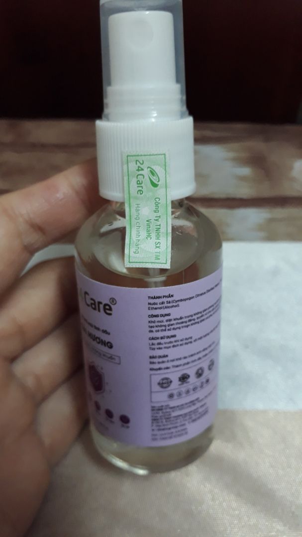 Mua được lúc sale nên lấy 1 lần 4 chai về thử. Mùi oải hương thì quá quen rồi mà xịt của shop nghe mùi tinh dầu rất rõ, chắc vì thế mà ngửi ko bị nhức đầu. mình xịt luôn vào khẩu trang rồi mang thích lắm.