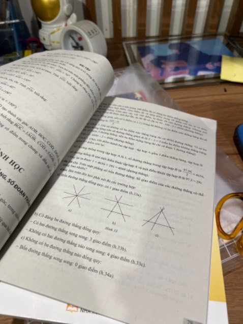 Bọc sách kém nhăn nheo hết cả sách. Chất lượng giấy in xấu