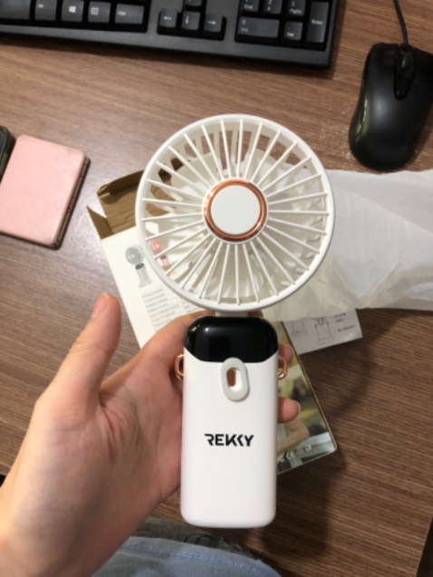 Quạt nhỏ gọn chạy siêu khoẻ. Shop giao nhanh. Cầm cái quạt thấy rất xịn luôn. Ưng lắm