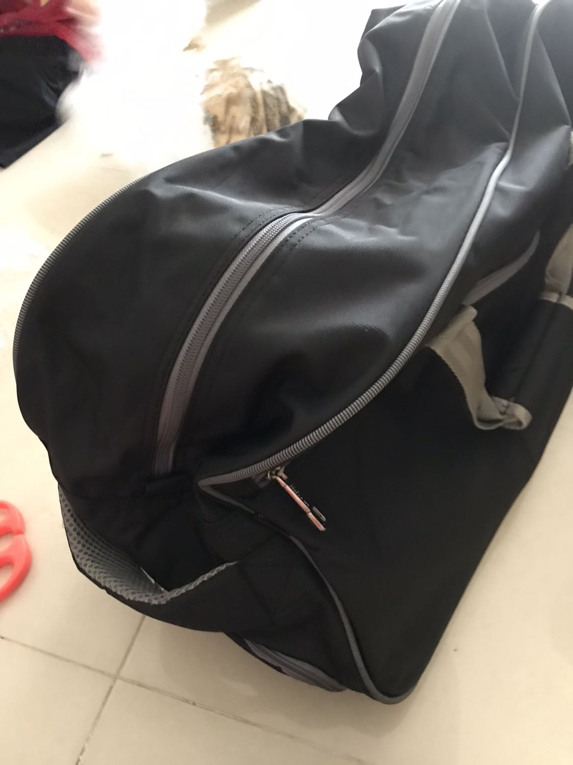 Giao siêu nhanh đóng gói cẩn thận. Mình mua để nhỡ có đem xách tay lên máy bay vẫn được. Túi dày dặn chắc chắn. Vải lót trong chưa xịn lắm. Lớp đáy phía trong nếu phủ dày hơn để khỏi cấn phần thanh kéo thì hay hơn. Đôi điều góp ý cho sản phẩm còn shop thì ko có gì để chê.