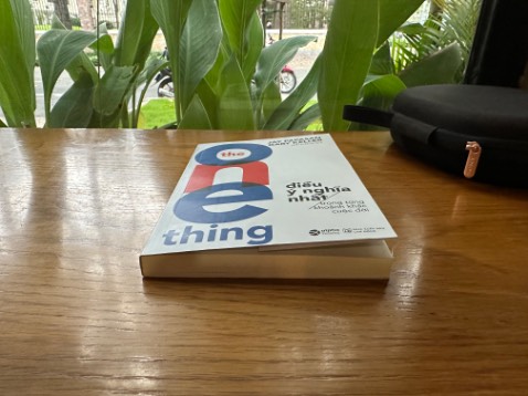 Cảm ơn tác giả Jay Papasan và Fary Keller vì một cuốn sách.
Nội dung cuốn sách chia sẻ cách để tập trung, phân bổ cũng như xác định mục tiêu quan trọng nào cần ưu tiên làm để dần đạt được kết quả.
Nôi dung không mới với cá nhân tôi. Nhưng thỉnh thoảng vẫn muốn đọc lại những cuốn sách như vậy nhằm duy trì động lực làm việc cũng như nhắc nhớ về mục tiêu mà mình cần đạt. Cuốn sách rất phù hợp cho các bạn trẻ trên con đường mong muốn phát triển bản thân và tư duy.